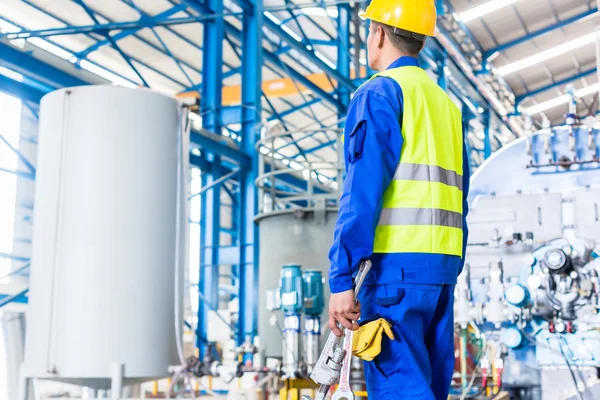 Trabajador industrial en fábrica con herramientas — Foto de Stock