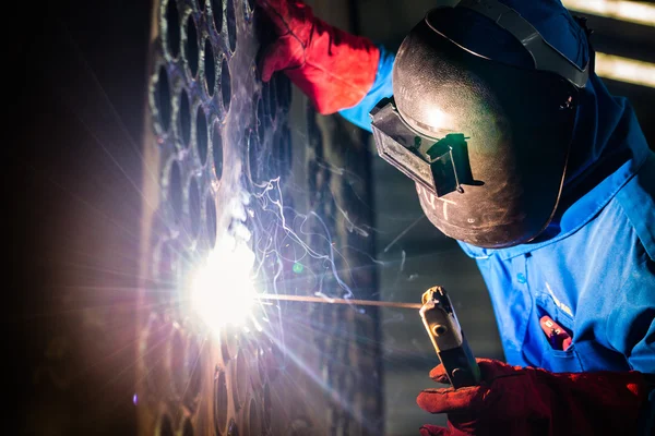 Welder working in industrial factory — Stock Photo, Image