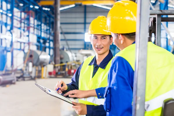 Worker and forklift driver in industrial factory — Stock Photo, Image