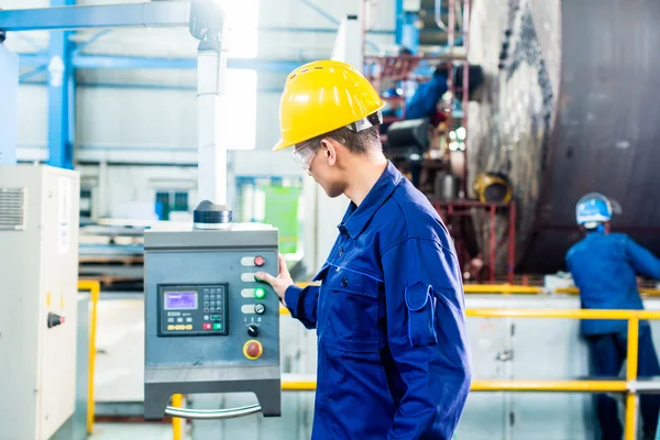 Trabalhador na fábrica no painel de controle da máquina — Fotografia de Stock