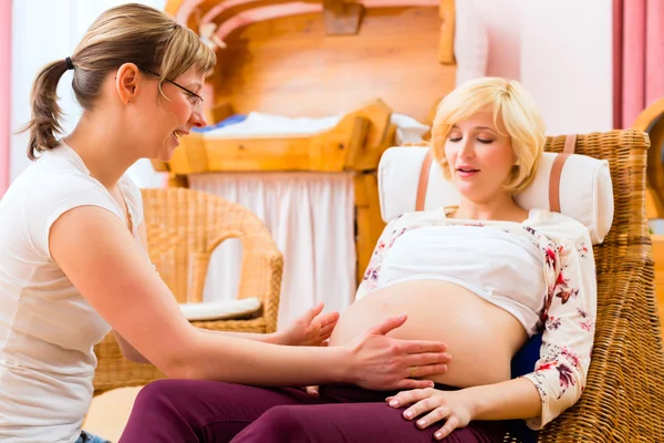 De zien moeder vroedvrouw voor zwangerschap onderzoek — Stockfoto