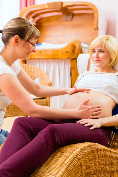 De zien moeder vroedvrouw voor zwangerschap onderzoek — Stockfoto