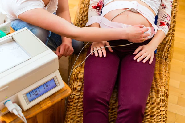 Hebamme besucht Mutter zur Schwangerschaftsuntersuchung — Stockfoto