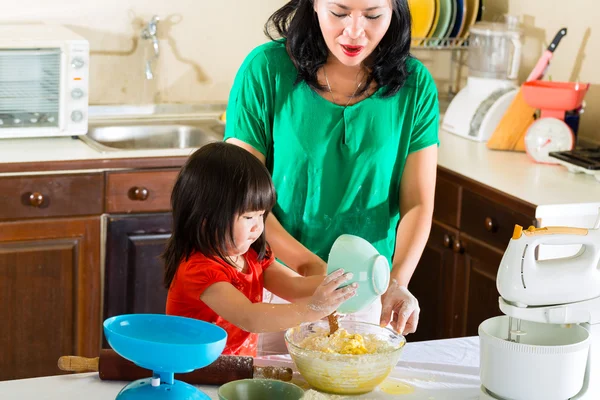 Asian Mother and daughter at home in kitchen — Stock Photo, Image