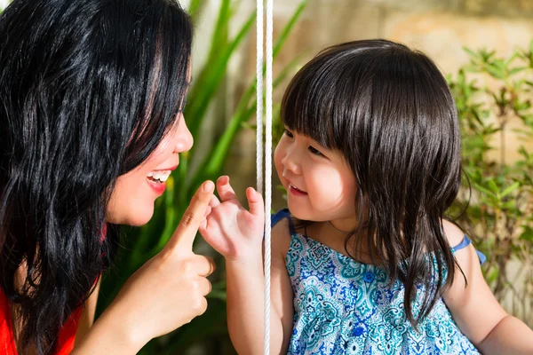 Asiatiska mor och dotter hemma i trädgården — Stockfoto