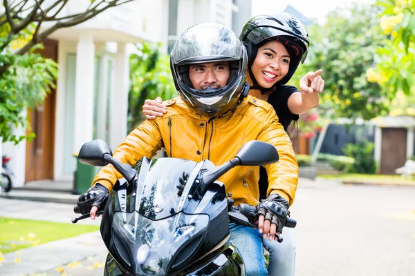 Pareja con cascos a caballo motocicleta —  Fotos de Stock