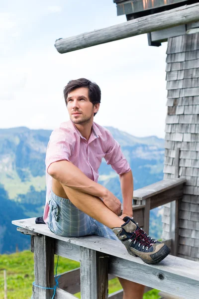Alpi - L'uomo sulle montagne seduto in cabina in Tirolo — Foto Stock
