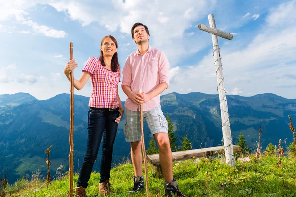 Alpes - Le couple randonneur fait une pause en montagne — Photo