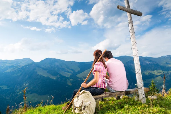 Alpes - Caminhadas casal faz pausa nas montanhas — Fotografia de Stock