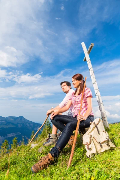 Alpes - Le couple randonneur fait une pause en montagne — Photo