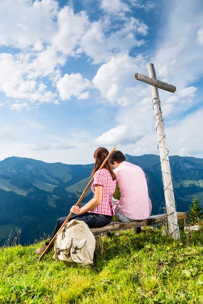 Alpes - Caminhadas casal faz pausa nas montanhas — Fotografia de Stock