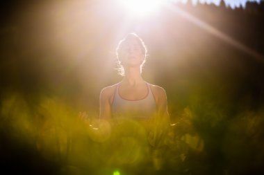 Gün batımı yoga yaparken kadın