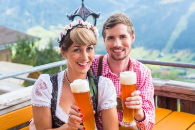 Buğday bira içme dağ kulübesi üzerinde çift