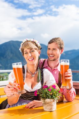 Buğday bira içme dağ kulübesi üzerinde çift