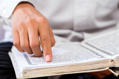 Asya Müslüman adam okuyan kuran veya Kur'an-ı Kerim