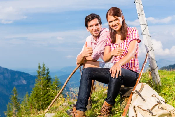 Alps - Hiking Couple takes break in mountains — Stock Photo, Image