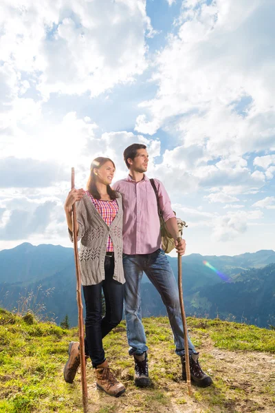 Alpes - Pareja de senderismo en las montañas bávaras —  Fotos de Stock