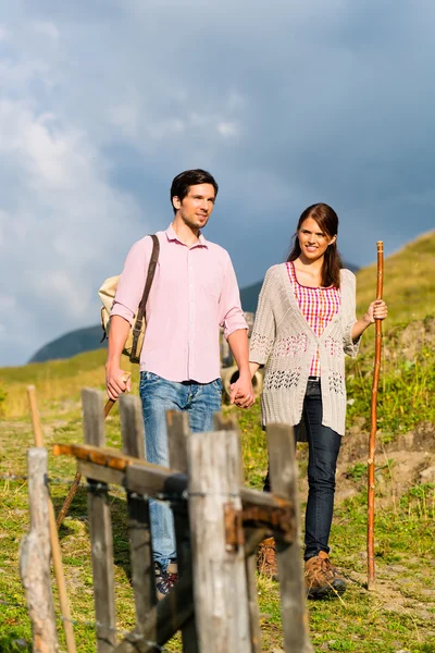 Alpes - Caminhadas de casal nas montanhas da Baviera — Fotografia de Stock