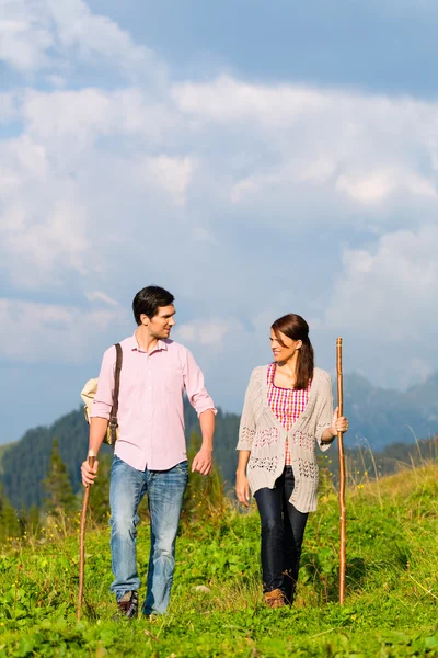 Alps - Couple hiking in Bavarian mountains — 图库照片