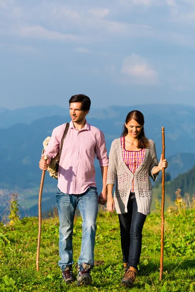 Hiking vacation - man and woman in alp mountains — 스톡 사진