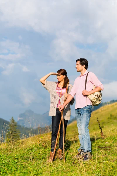 Hiking vacation - man and woman in alp mountains — Stockfoto