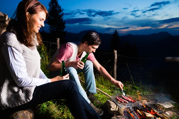 Alps - Couple at campfire in mountains — Stock Photo, Image