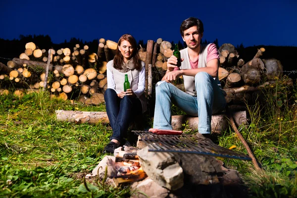 Alps - Couple at campfire in mountains — 图库照片