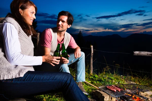 Alps - Couple at campfire in mountains — Stock Fotó