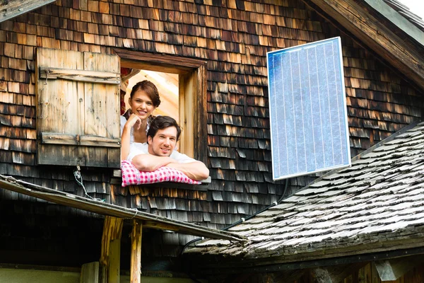 Casal com roupa de cama em cabine de montanha — Fotografia de Stock