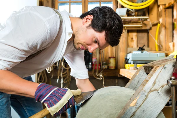 Homme outils d'affûtage dans la cabane de montagne — Photo