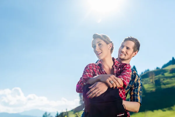 L'uomo e la donna escursionismo sulle montagne alpine — Foto Stock