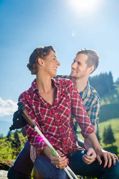 L'uomo e la donna escursionismo sulle montagne alpine — Foto Stock