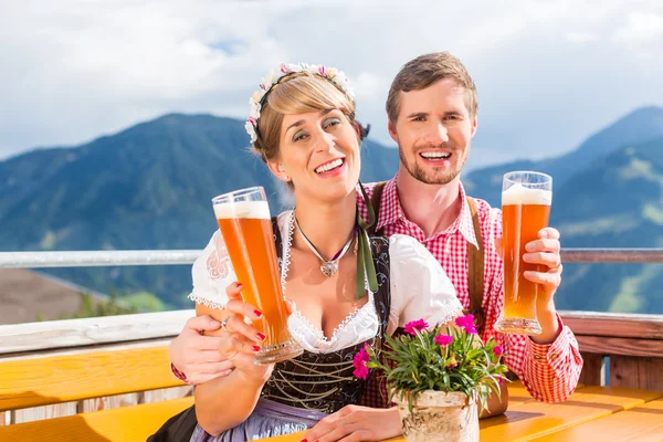 Couple en cabane de montagne buvant de la bière de blé — Photo