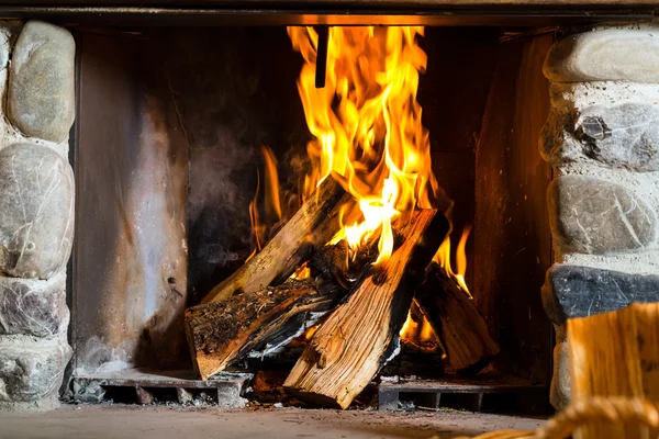 Open haard in een jager cabine of alpenhut — Stockfoto