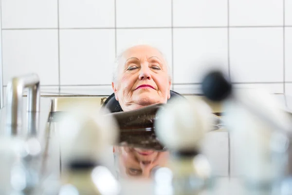 Mujer disfrutando de baño de barro terapia alternativa —  Fotos de Stock