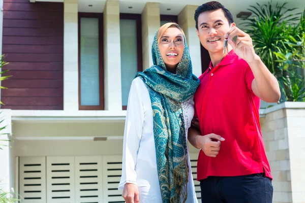 Pasangan Muslim Asia pindah ke rumah — Stok Foto