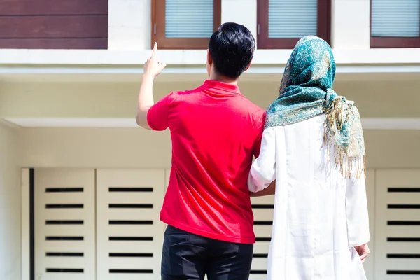 Asian Muslim couple choosing house — Stock Photo, Image