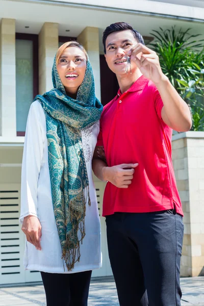 Азиатская мусульманская пара переезжает в дом — стоковое фото