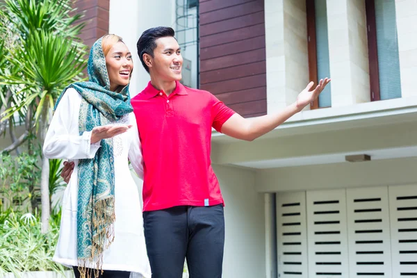 Asiático casal muçulmano escolher casa — Fotografia de Stock