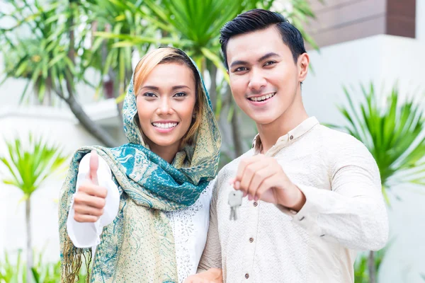 Asian Muslim couple moving into house — Stock Photo, Image