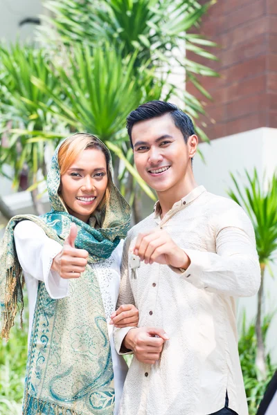 Asian Muslim couple moving into house — Stock Photo, Image