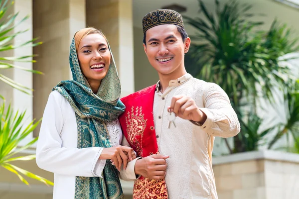 Pasangan Muslim Asia mengenakan pakaian tradisional — Stok Foto