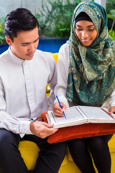 Pasangan Muslim Asia membaca bersama Quran atau Quran — Stok Foto