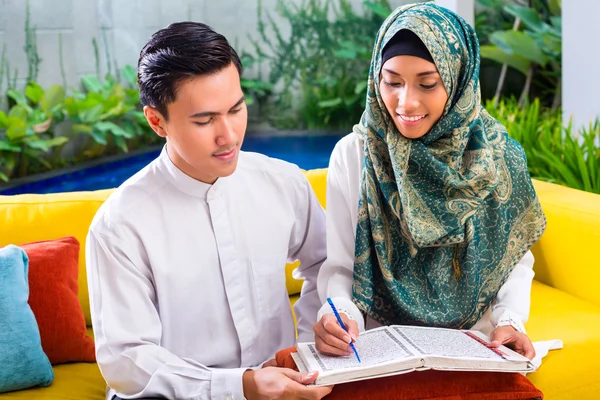 Pasangan Muslim Asia membaca bersama Quran atau Quran — Stok Foto