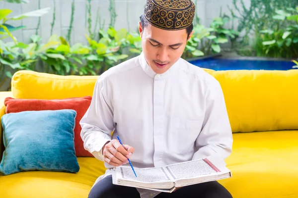 Aziatische moslim man leest Koran of Quran — Stockfoto