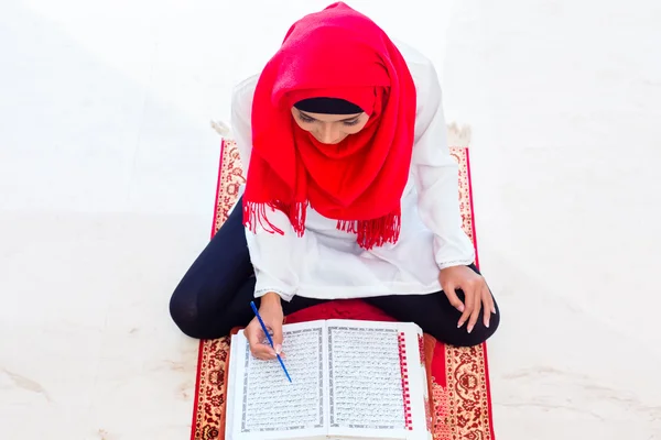 Aziatische Moslimvrouw studeren Koran of Quran — Stockfoto