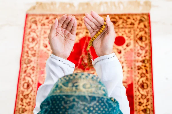 Asiatische muslimische Frau betet mit Perlenkette — Stockfoto