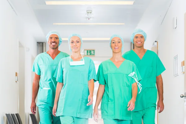 Cirurgiões em hospital ou clínica como equipe — Fotografia de Stock