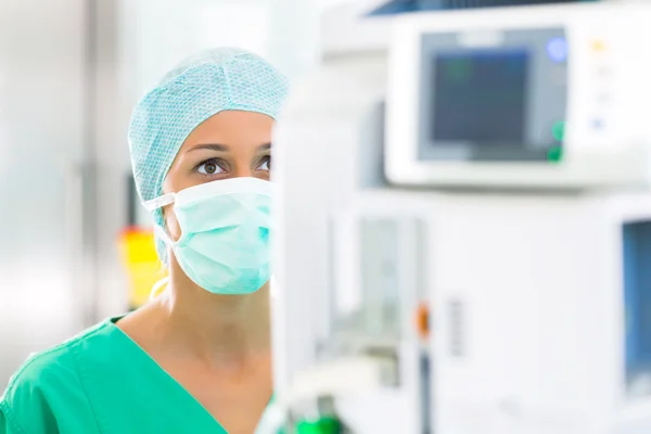 Hospital - doctor or surgeon in operating room — Stock Photo, Image