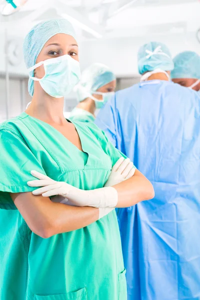 Chirurgiens opérant patient en salle d'opération — Photo